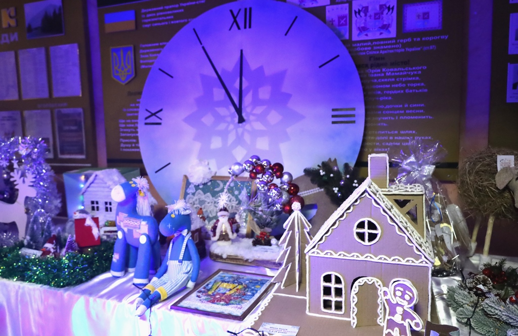 У Будинку рад відкрили благодійну різдвяно-новорічну виставку дитячої творчості «Творчі та вільні»