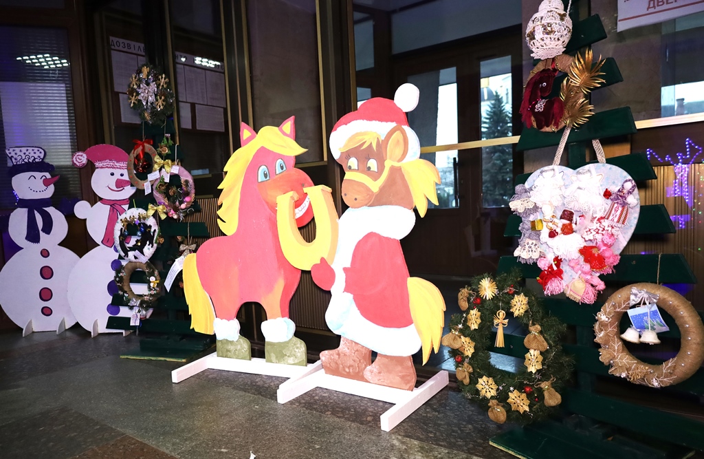 У Будинку рад відкрили благодійну різдвяно-новорічну виставку дитячої творчості «Творчі та вільні»