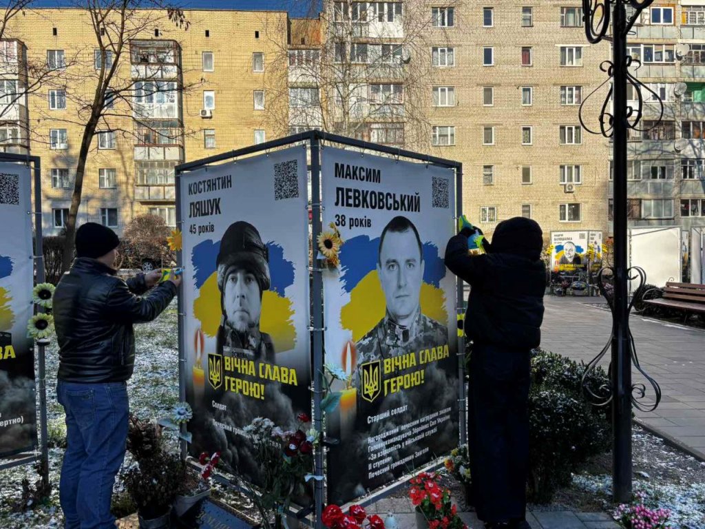 Тиха акція «Ангели пам’яті»: учні вшанували полеглих захисників у Сквері Пам’яті