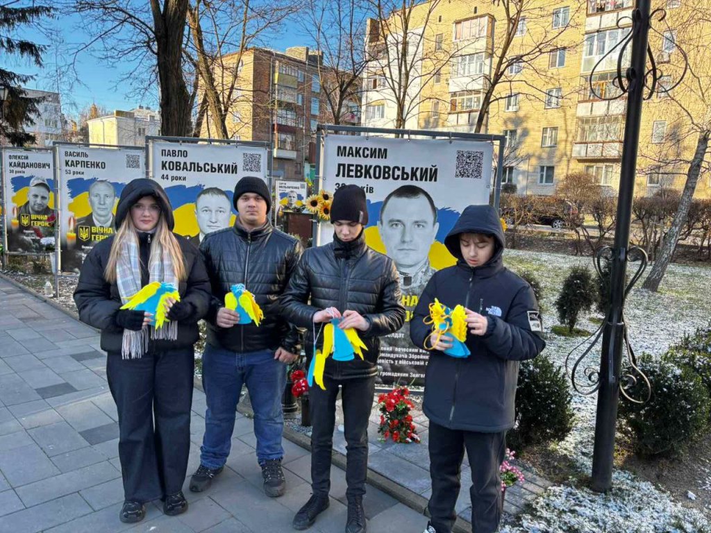Тиха акція «Ангели пам’яті»: учні вшанували полеглих захисників у Сквері Пам’яті