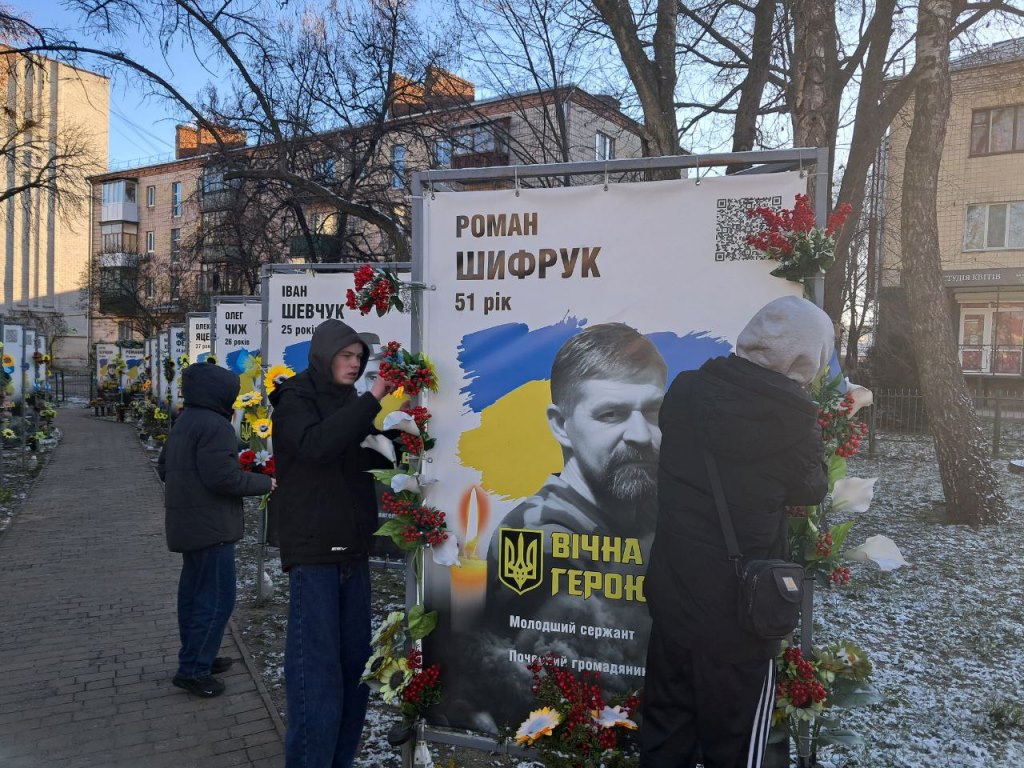 Тиха акція «Ангели пам’яті»: учні вшанували полеглих захисників у Сквері Пам’яті
