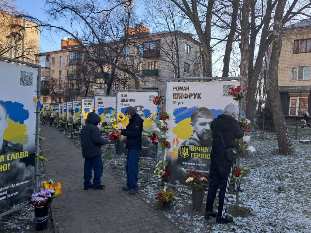 Тиха акція «Ангели пам’яті»: учні вшанували полеглих захисників у Сквері Пам’яті