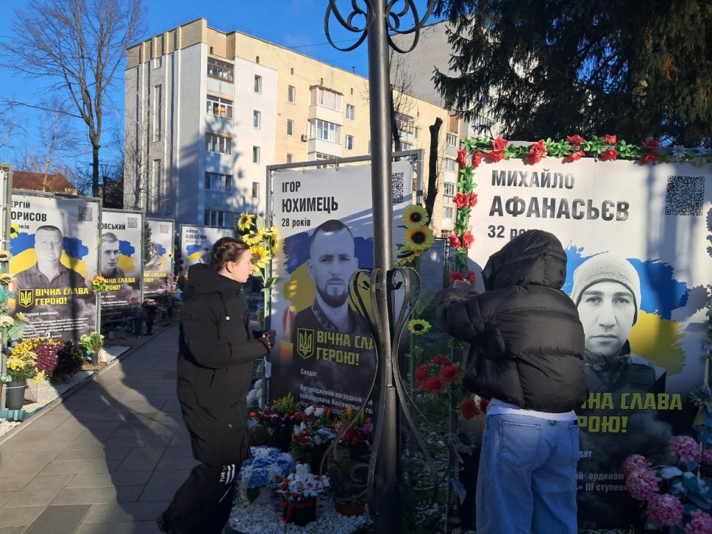Тиха акція «Ангели пам’яті»: учні вшанували полеглих захисників у Сквері Пам’яті