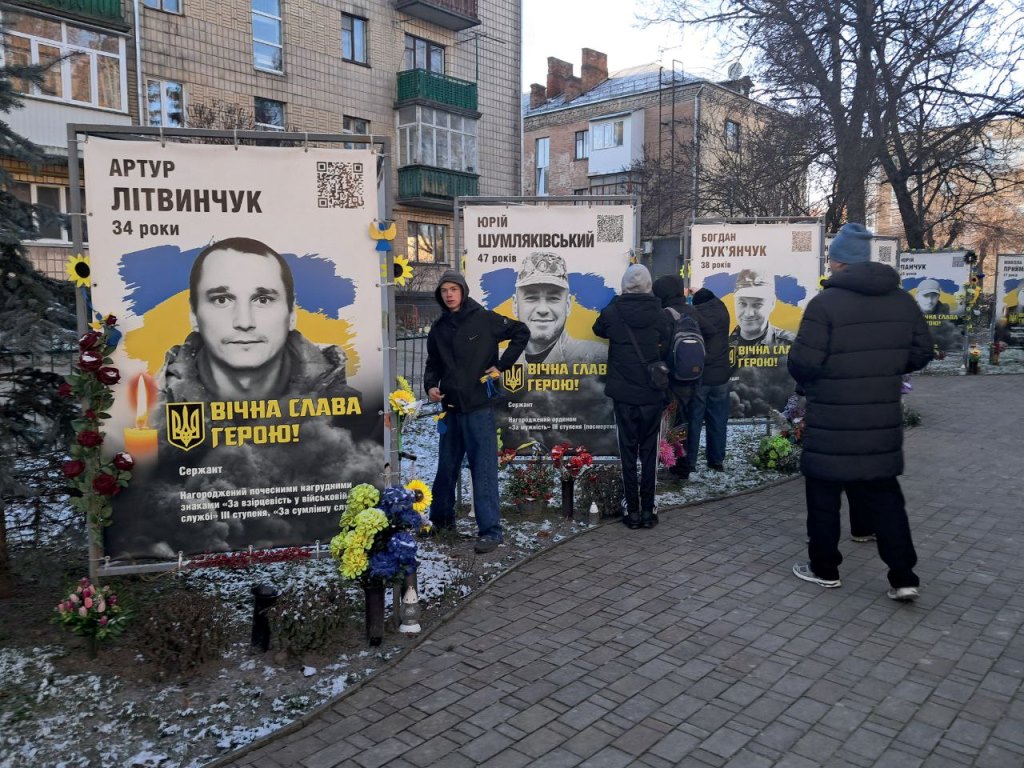 Тиха акція «Ангели пам’яті»: учні вшанували полеглих захисників у Сквері Пам’яті