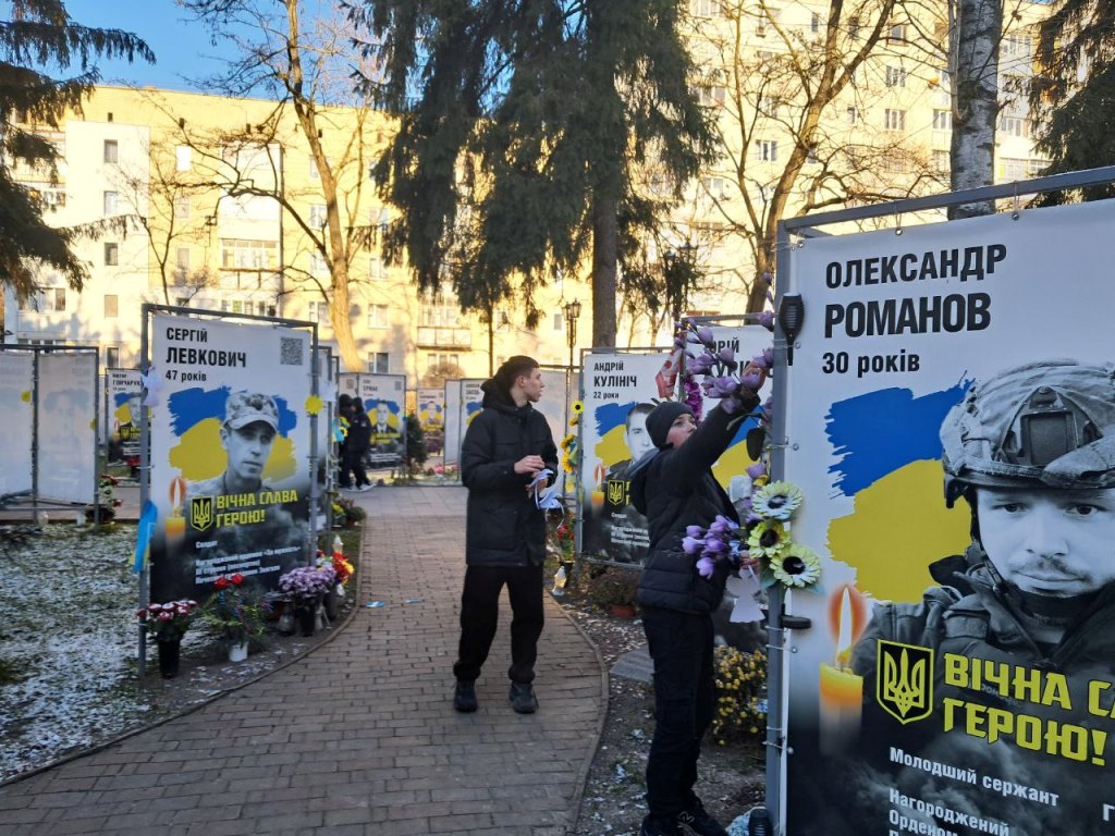 Тиха акція «Ангели пам’яті»: учні вшанували полеглих захисників у Сквері Пам’яті