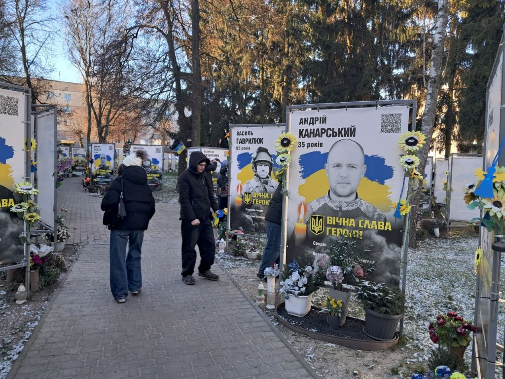 Тиха акція «Ангели пам’яті»: учні вшанували полеглих захисників у Сквері Пам’яті