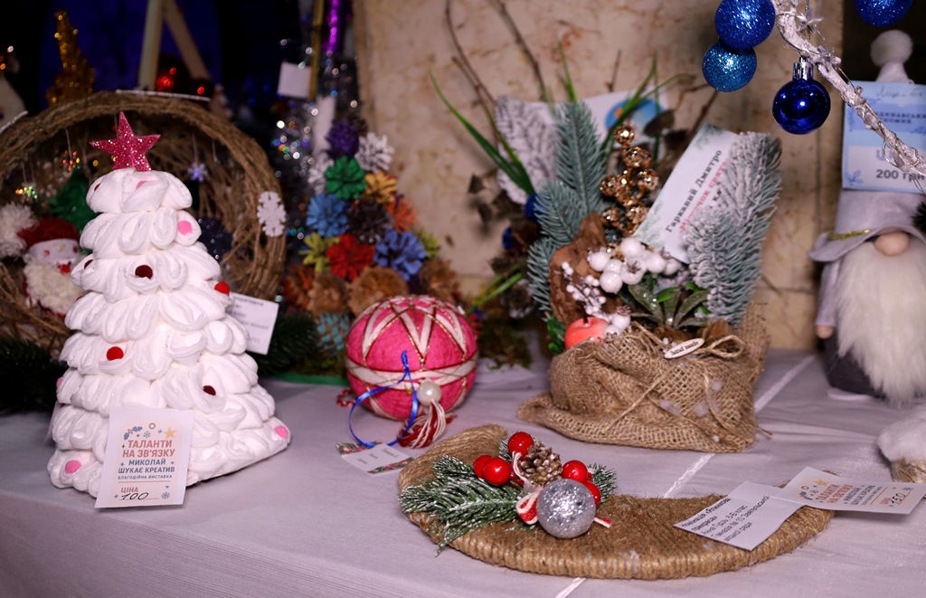 У Будинку рад відкрили благодійну різдвяно-новорічну виставку дитячої творчості «Творчі та вільні»