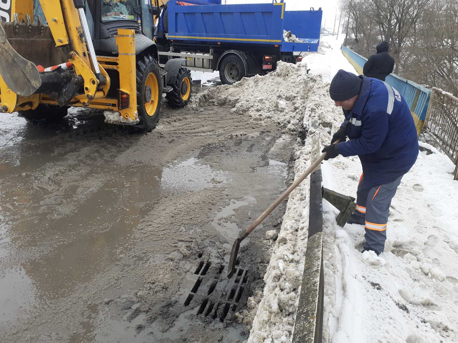 Комунальні служби Звягеля працюють над подоланням наслідків негоди