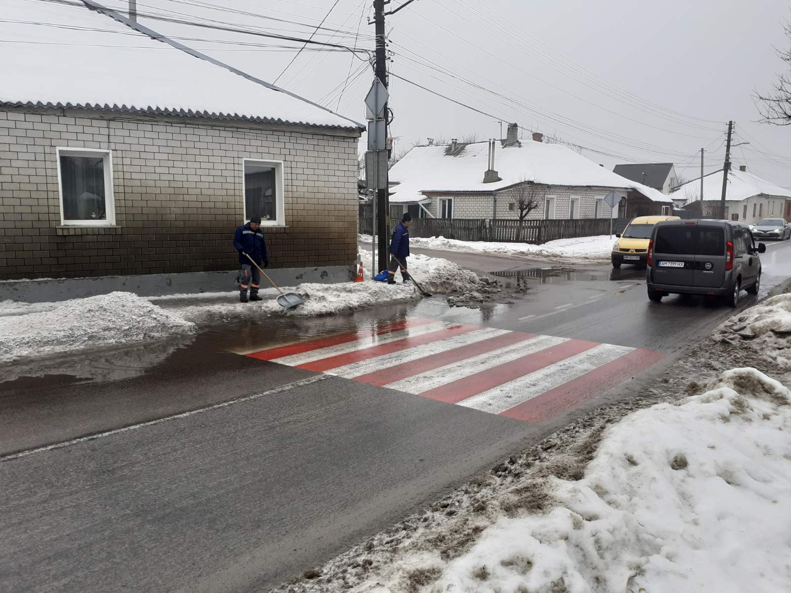 Комунальні служби Звягеля працюють над подоланням наслідків негоди