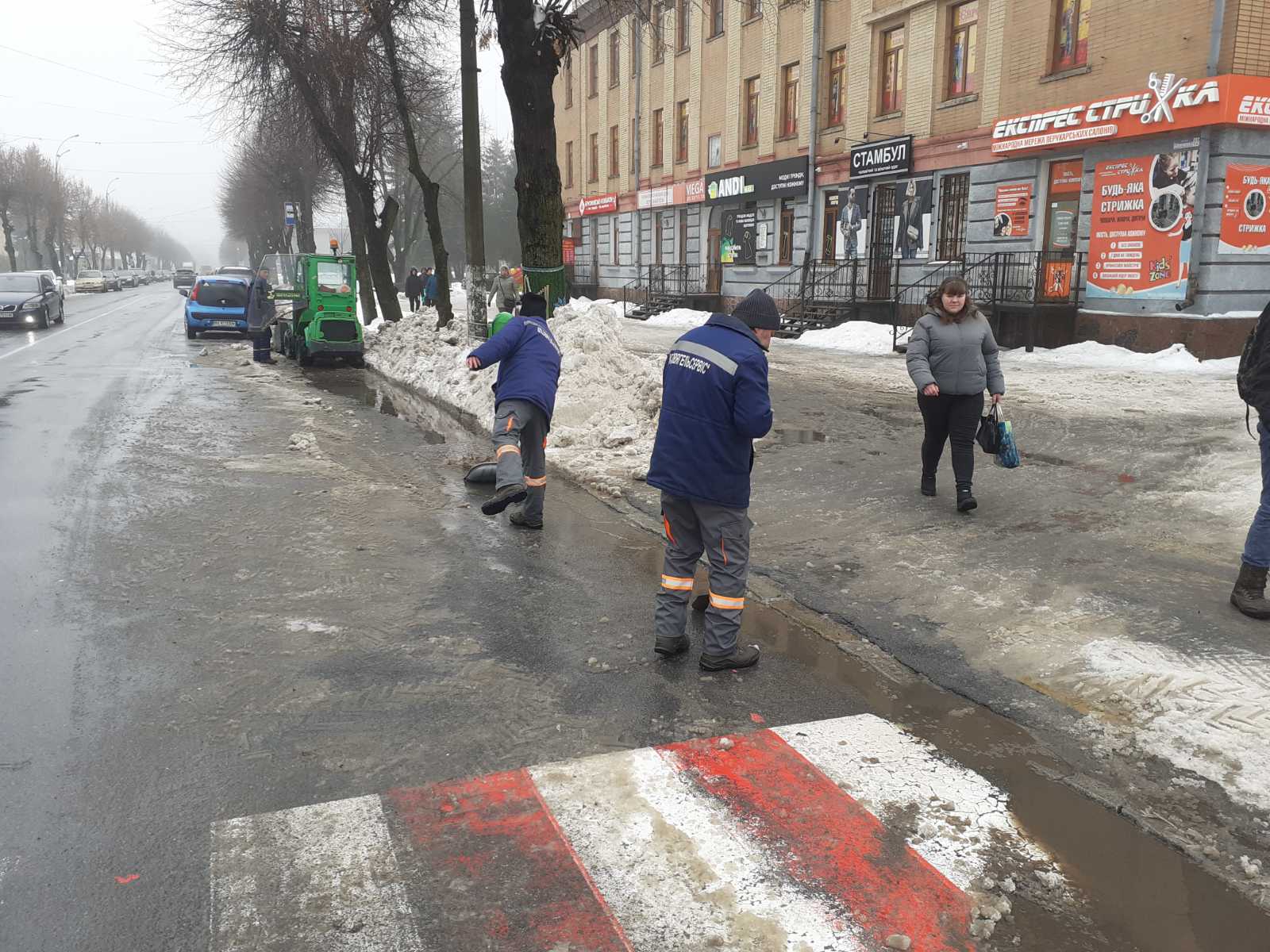 Комунальні служби Звягеля працюють над подоланням наслідків негоди