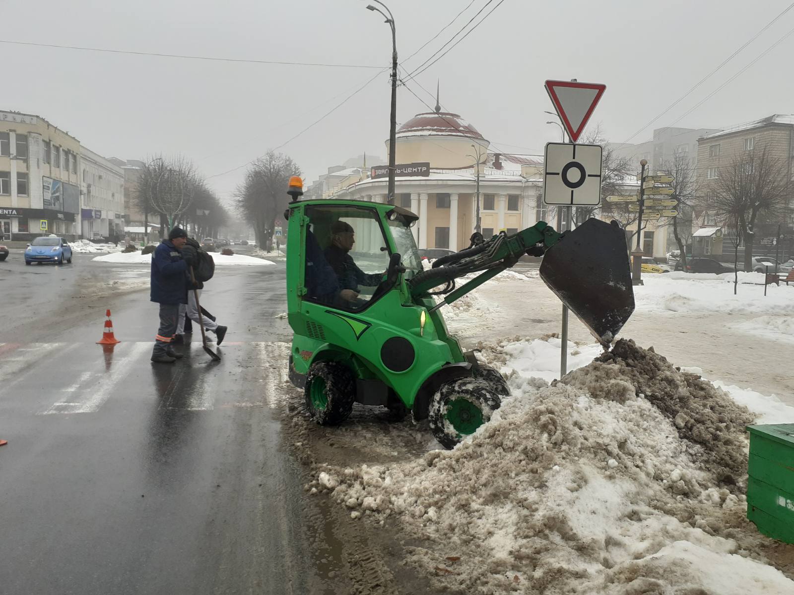 Комунальні служби Звягеля працюють над подоланням наслідків негоди