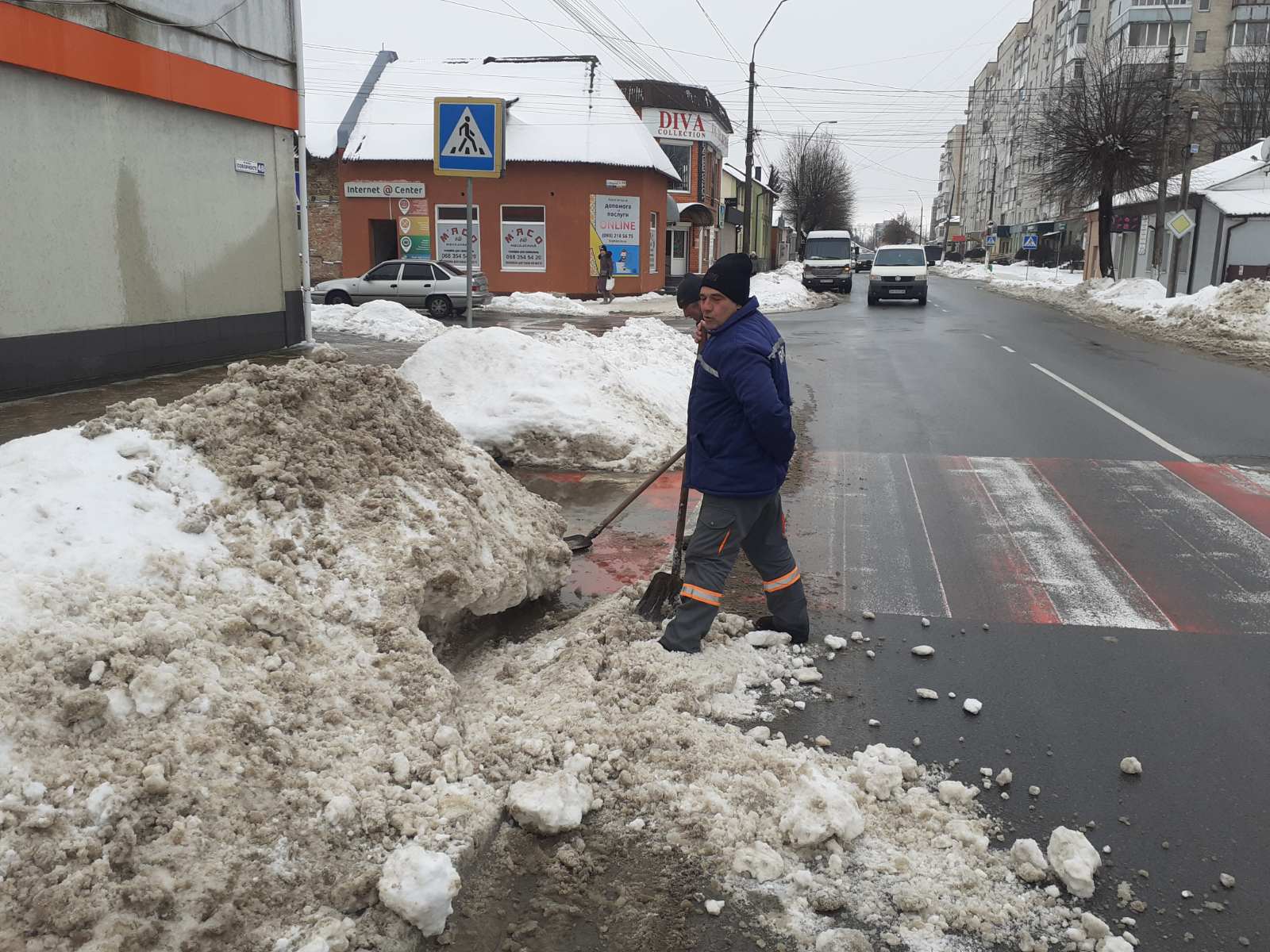 Комунальні служби Звягеля працюють над подоланням наслідків негоди