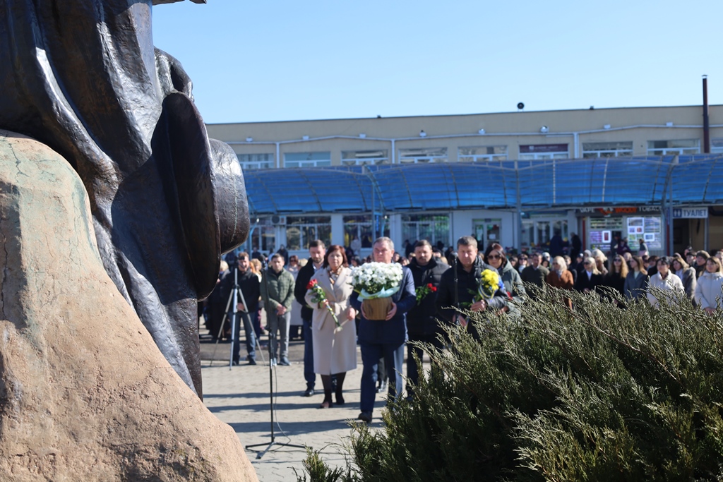 Звягель вшанував Тараса Шевченка з нагоди 212-ї річниці від дня народження