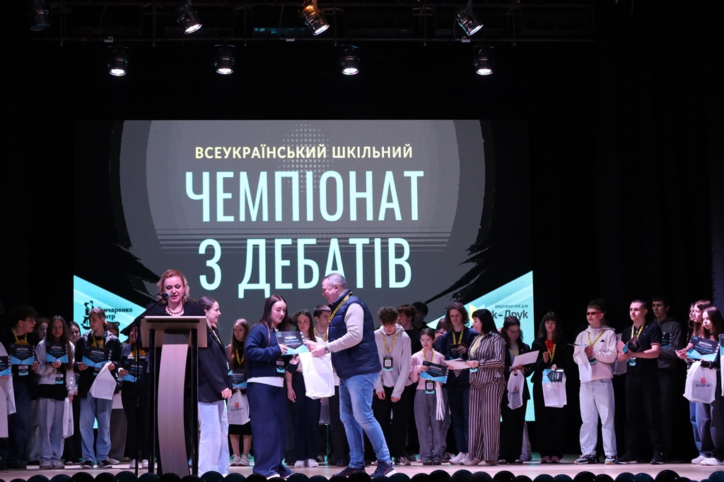 У Звягелі відбулося урочисте закриття Всеукраїнського шкільного чемпіонату з дебатів