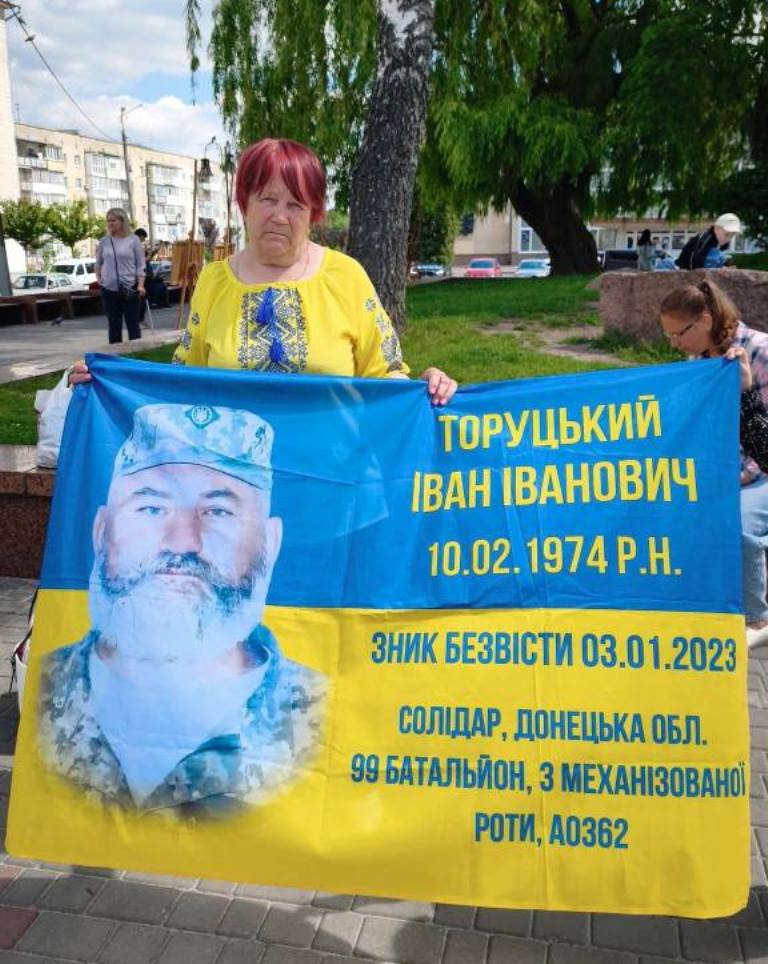 У Звягелі відбулася акція-нагадування на підтримку військовополонених та зниклих безвісти Героїв