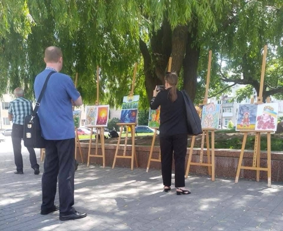 Виставка дитячого малюнка до Дня Героїв України