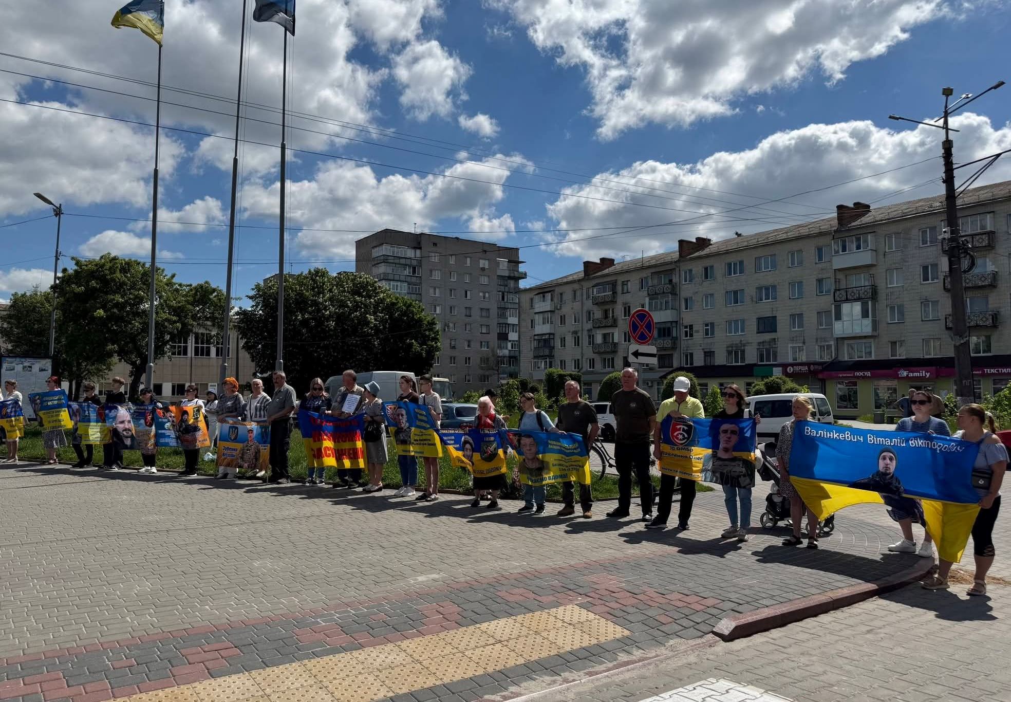 У Звягелі відбулася акція-нагадування на підтримку військовополонених та зниклих безвісти Героїв