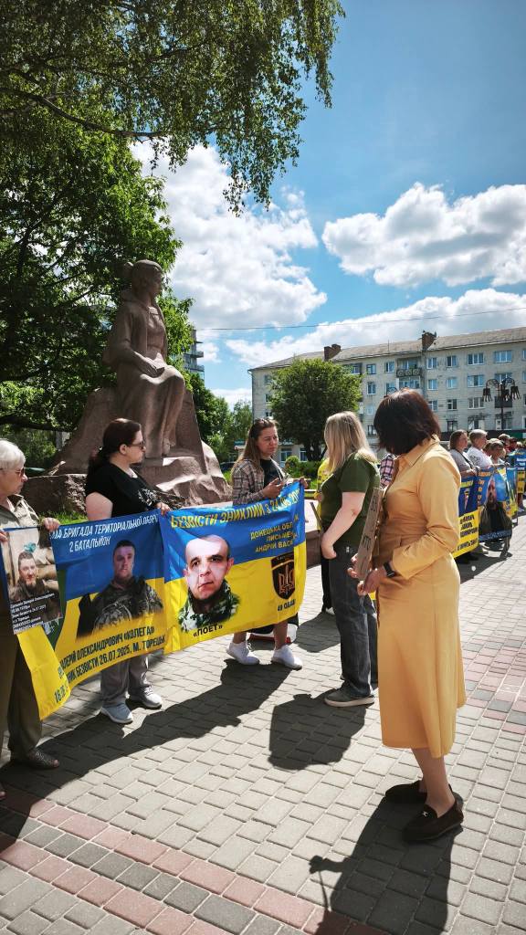 У Звягелі відбулася акція-нагадування на підтримку військовополонених та зниклих безвісти Героїв