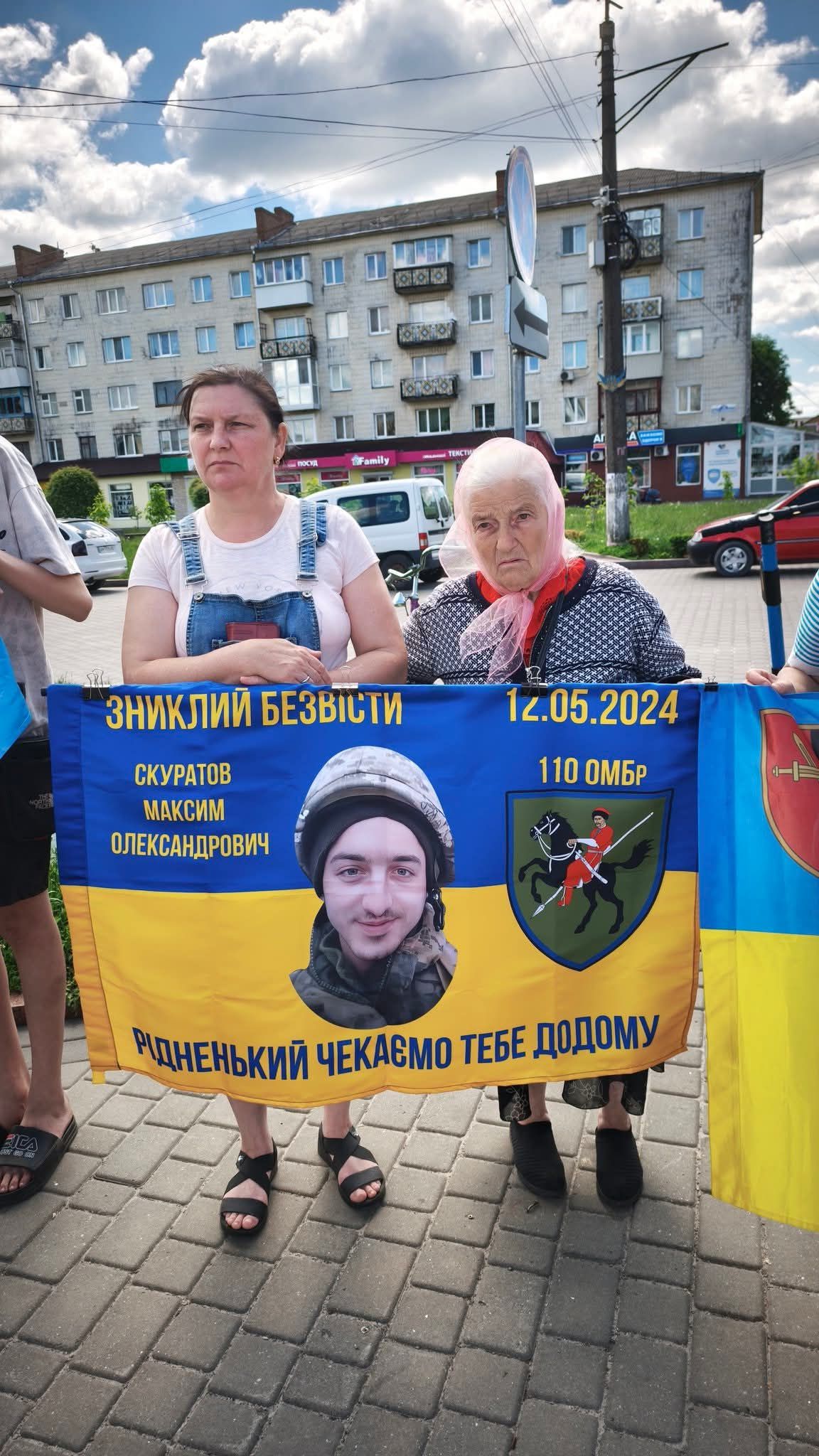 У Звягелі відбулася акція-нагадування на підтримку військовополонених та зниклих безвісти Героїв