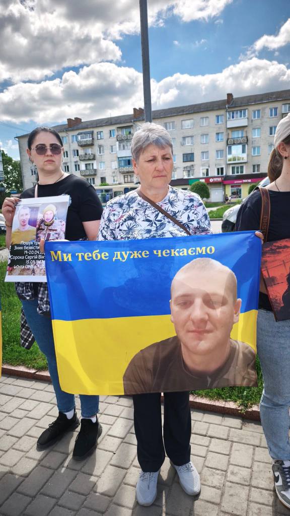 У Звягелі відбулася акція-нагадування на підтримку військовополонених та зниклих безвісти Героїв