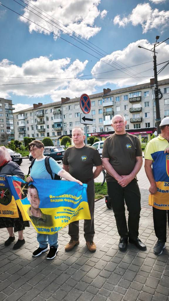 У Звягелі відбулася акція-нагадування на підтримку військовополонених та зниклих безвісти Героїв