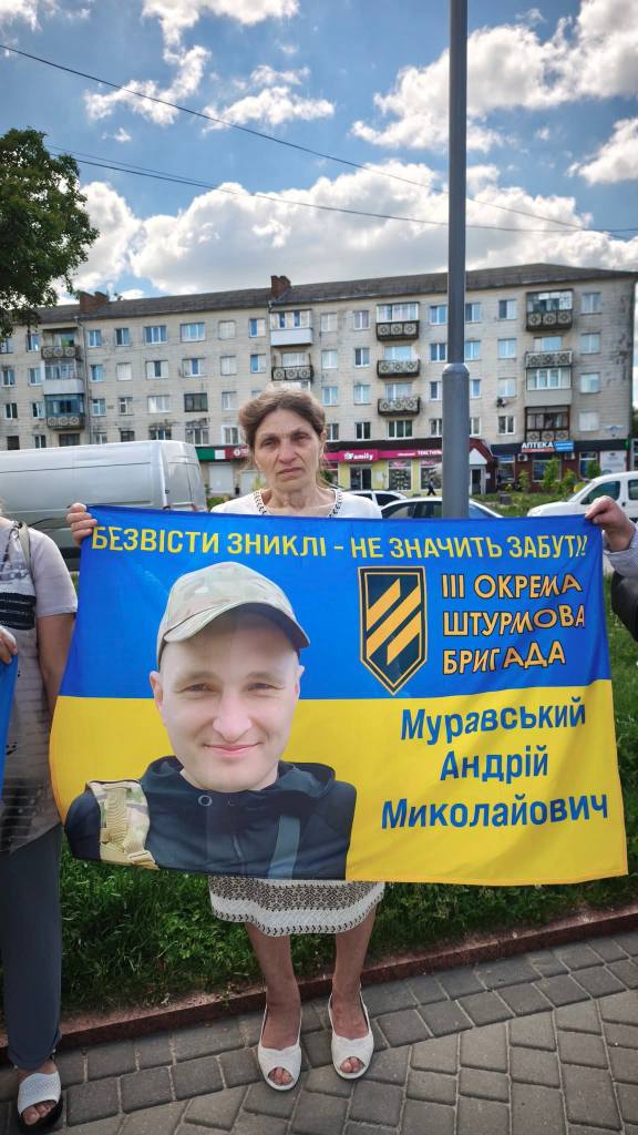 У Звягелі відбулася акція-нагадування на підтримку військовополонених та зниклих безвісти Героїв