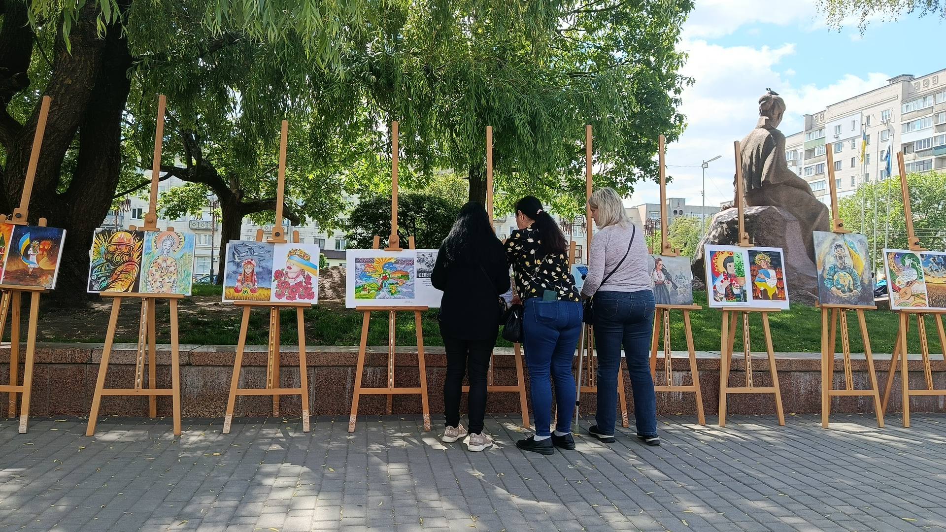 Виставка дитячого малюнка до Дня Героїв України