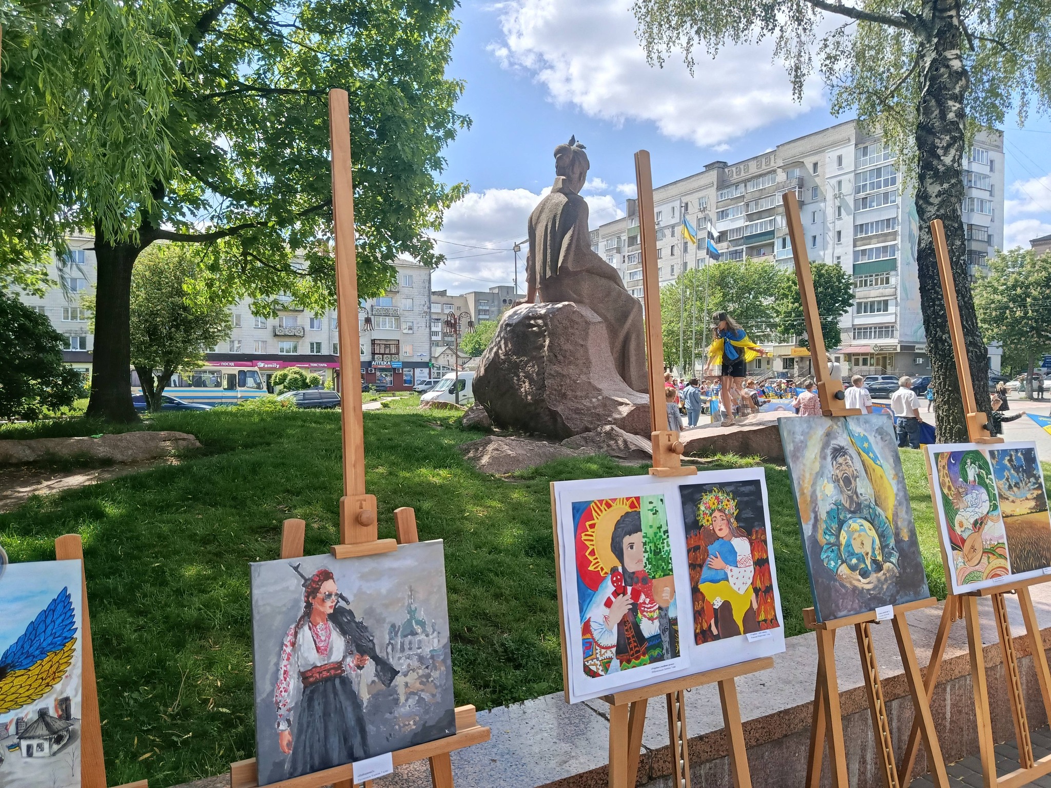 Виставка дитячого малюнка до Дня Героїв України