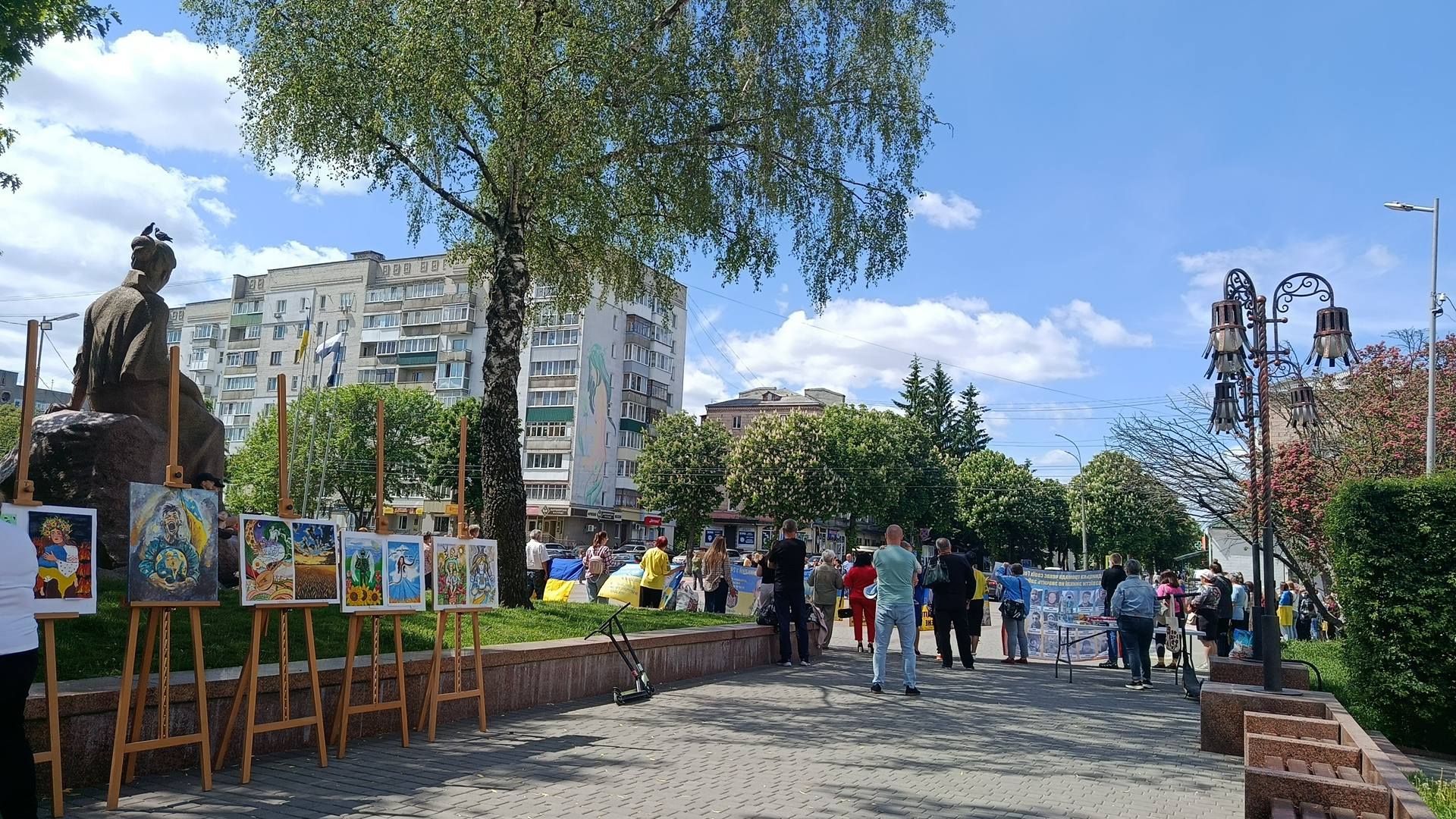 Виставка дитячого малюнка до Дня Героїв України
