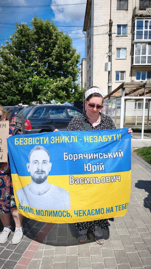 У Звягелі відбулася акція-нагадування на підтримку військовополонених та зниклих безвісти Героїв