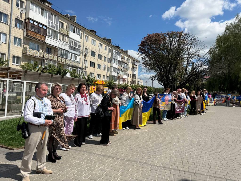 У Звягелі відбулася акція-нагадування на підтримку військовополонених та зниклих безвісти Героїв