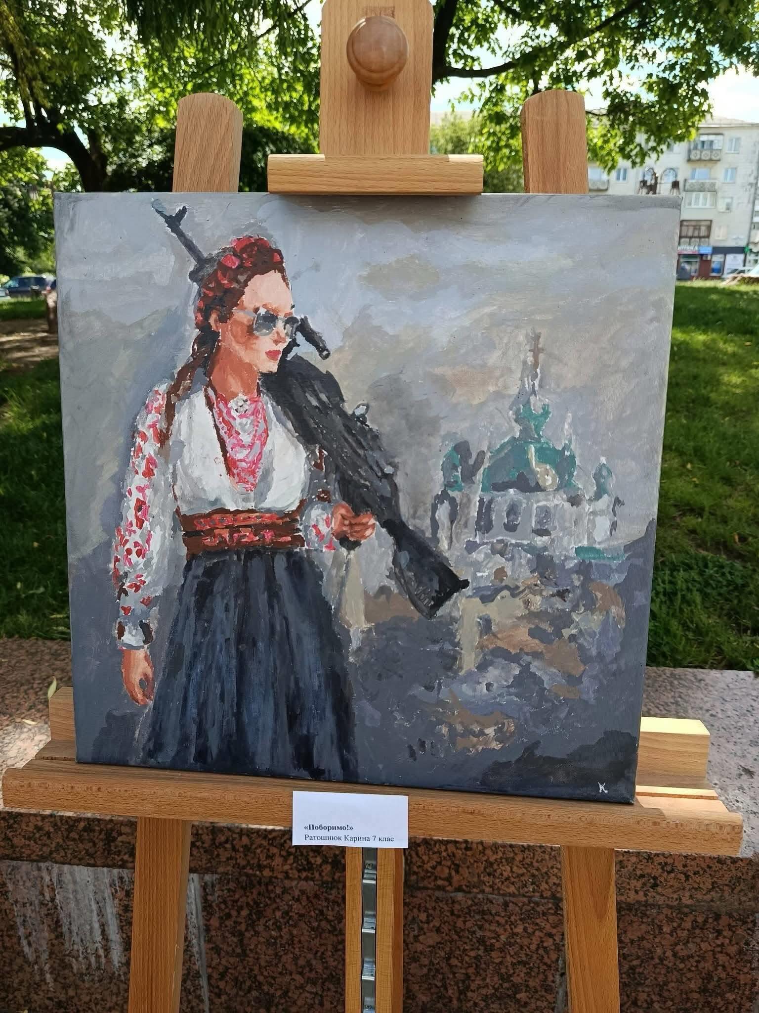 Виставка дитячого малюнка до Дня Героїв України