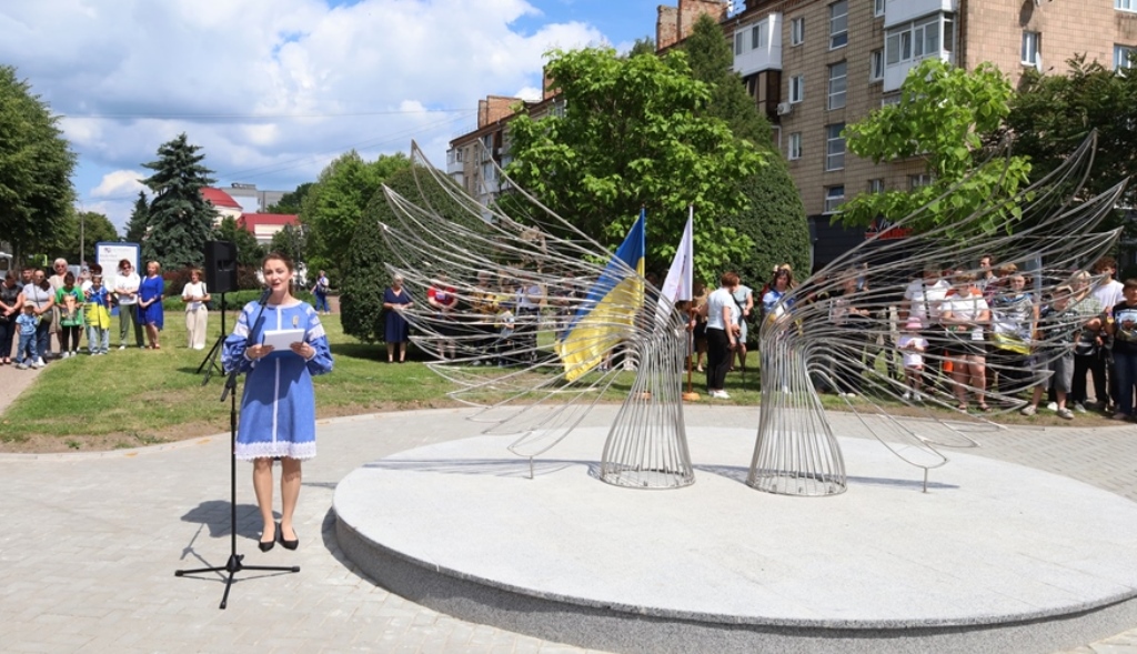 У Звягелі відкрили пам’ятний меморіал «Крила надії», присвячений зниклим безвісти Захисникам і Захисницям України