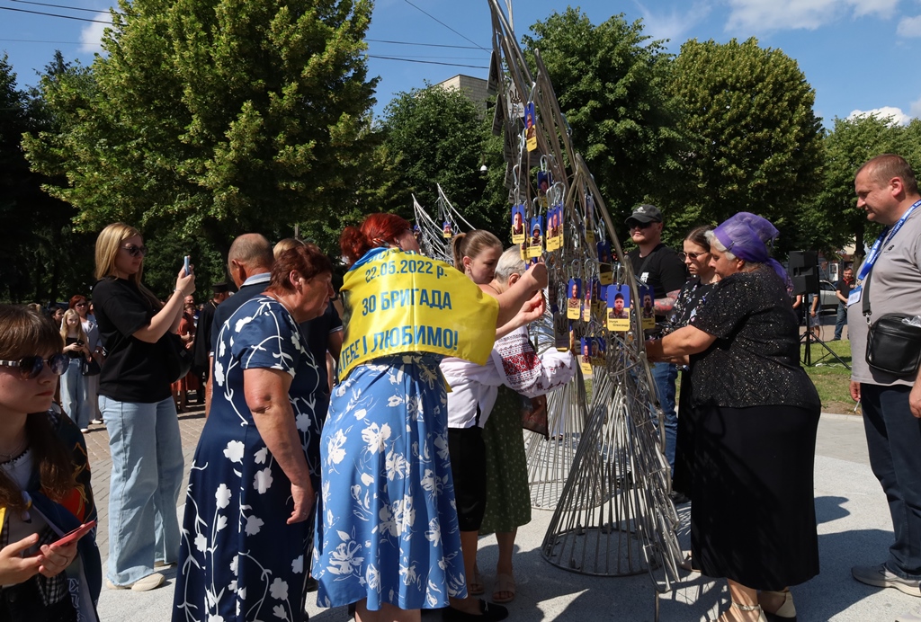У Звягелі відкрили пам’ятний меморіал «Крила надії», присвячений зниклим безвісти Захисникам і Захисницям України