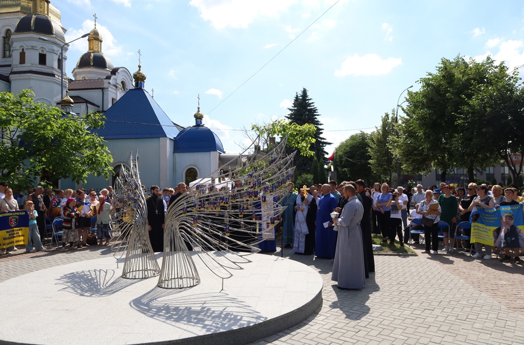 У Звягелі відкрили пам’ятний меморіал «Крила надії», присвячений зниклим безвісти Захисникам і Захисницям України
