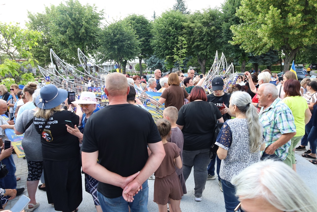 У Звягелі відкрили пам’ятний меморіал «Крила надії», присвячений зниклим безвісти Захисникам і Захисницям України