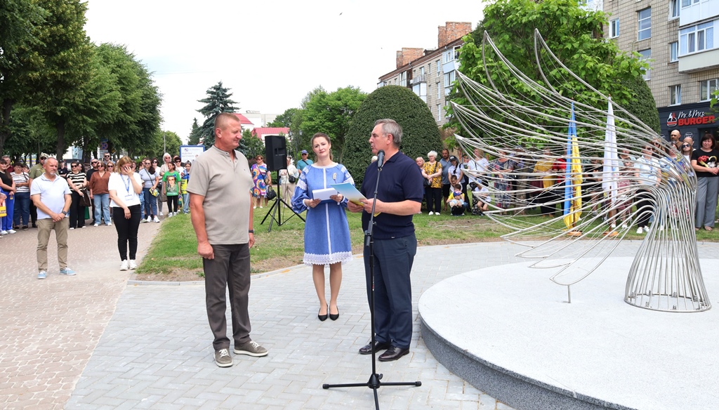 У Звягелі відкрили пам’ятний меморіал «Крила надії», присвячений зниклим безвісти Захисникам і Захисницям України