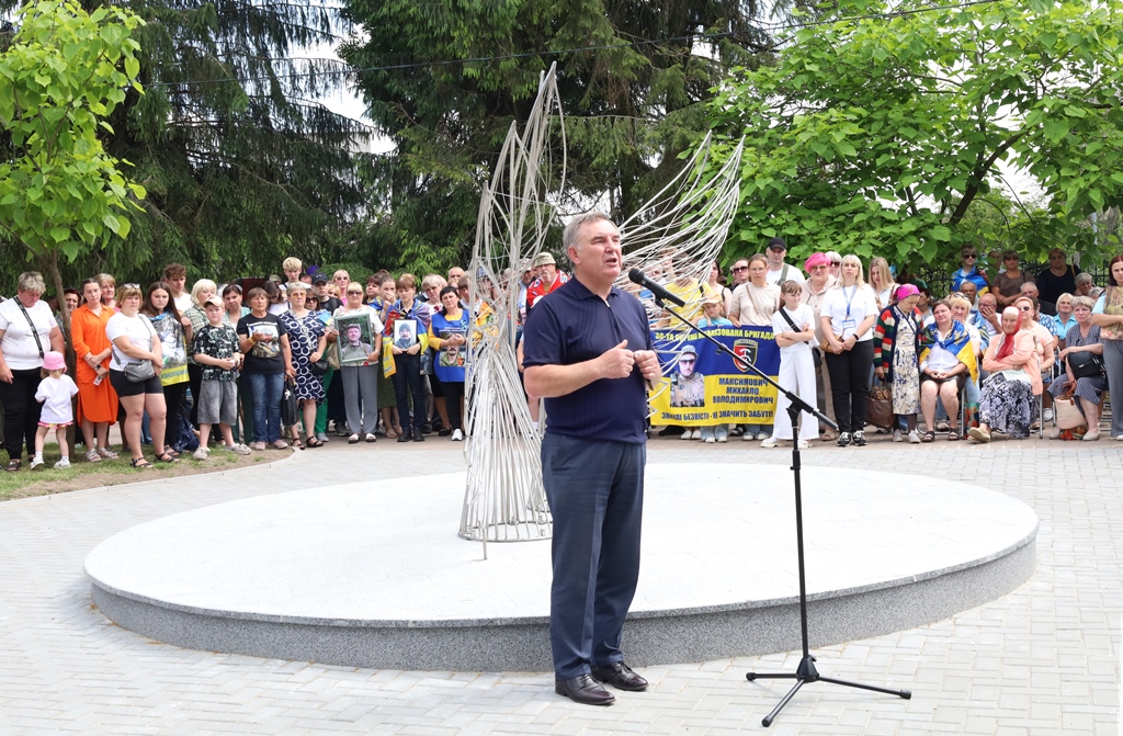 У Звягелі відкрили пам’ятний меморіал «Крила надії», присвячений зниклим безвісти Захисникам і Захисницям України