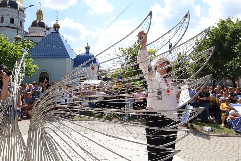 У Звягелі відкрили пам’ятний меморіал «Крила надії», присвячений зниклим безвісти Захисникам і Захисницям України