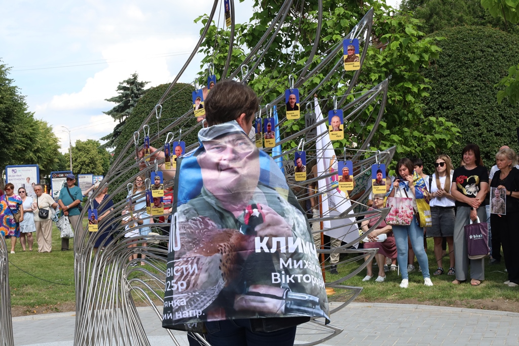 У Звягелі відкрили пам’ятний меморіал «Крила надії», присвячений зниклим безвісти Захисникам і Захисницям України
