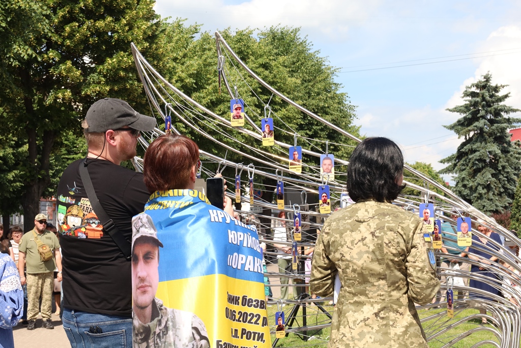 У Звягелі відкрили пам’ятний меморіал «Крила надії», присвячений зниклим безвісти Захисникам і Захисницям України