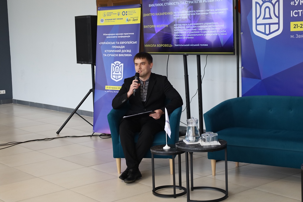 Звягель вітає лауреата обласної літературно-мистецької премії імені Лесі Українки