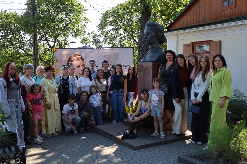 Біля Лесиної оселі – зі щирою вдячністю великій землячці
