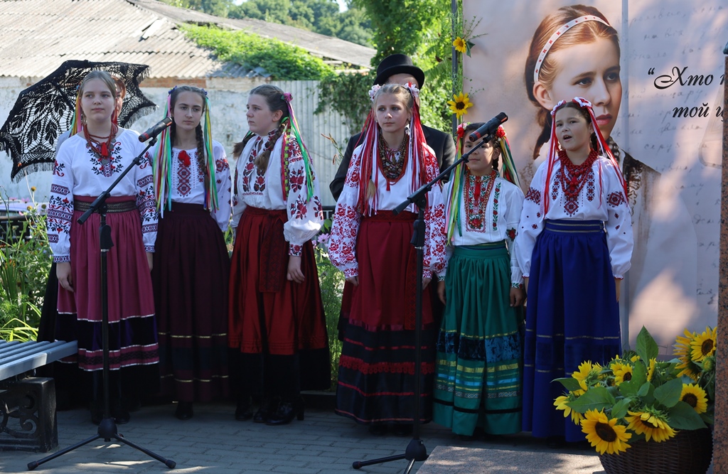 Біля Лесиної оселі – зі щирою вдячністю великій землячці