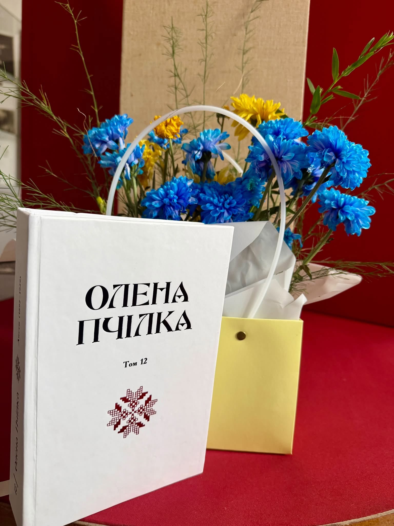 Ювілейні «Лесині джерела» принесли чудові подарунки: фонди Літературно-меморіального музею Лесі Українки збагатилися новими книжками та творами живопису