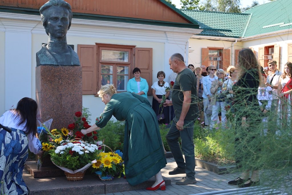 Біля Лесиної оселі – зі щирою вдячністю великій землячці