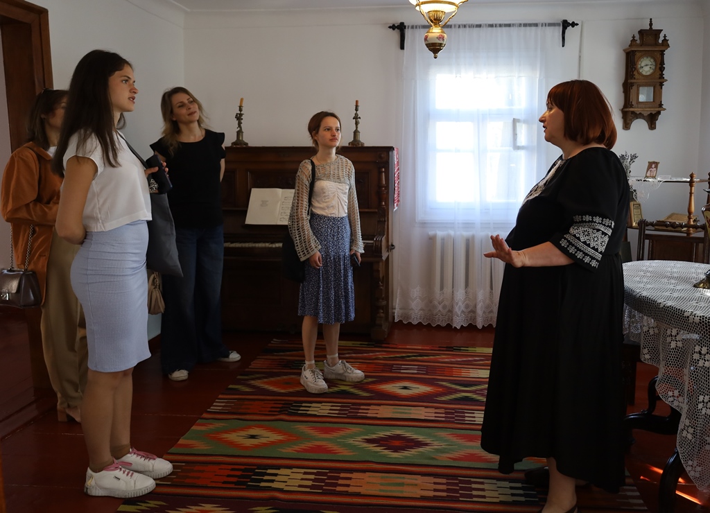 Біля Лесиної оселі – зі щирою вдячністю великій землячці