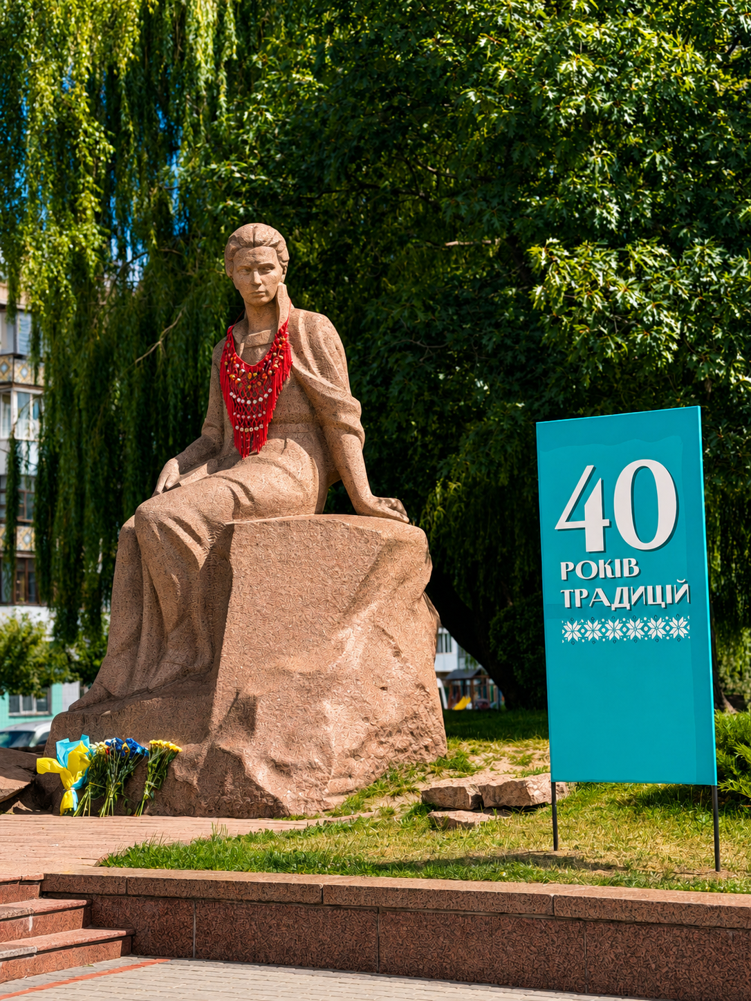 «Пліч-о-пліч: намисто для Лесі» — до 40-річчя «Лесиних джерел» пам’ятник Лесі Українці у Звягелі прикрасило намисто єдності