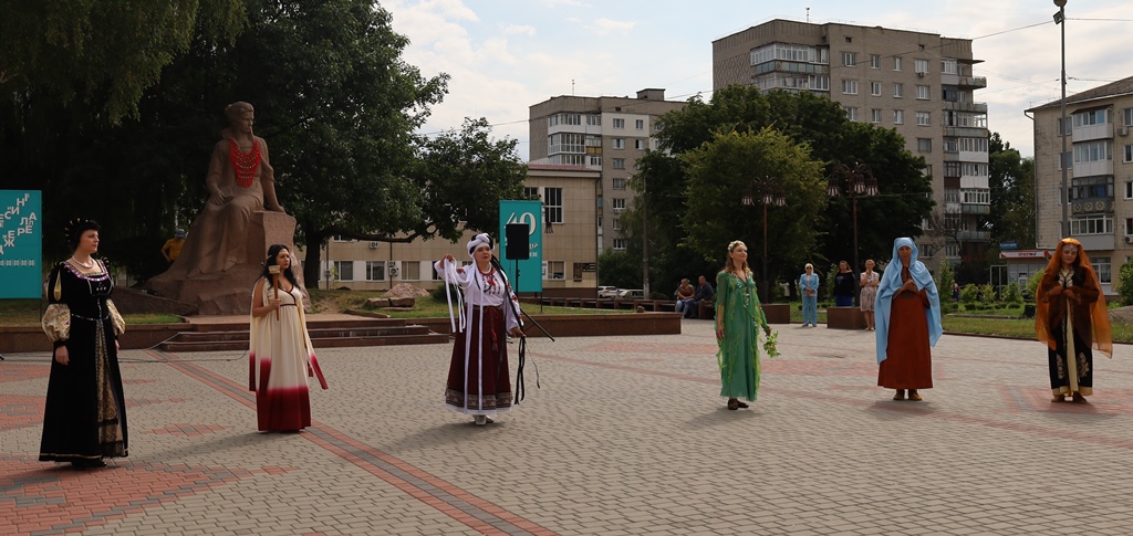 У Звягелі урочисто відкрили 40-е Міжнародне свято літератури і мистецтв «Лесині джерела»