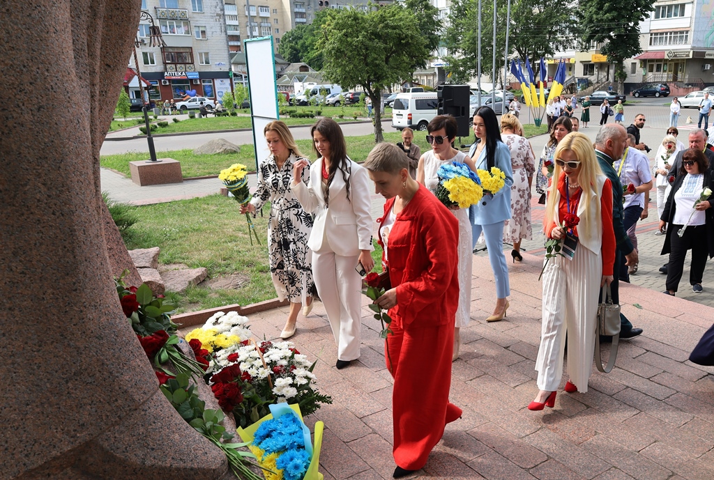 У Звягелі урочисто відкрили 40-е Міжнародне свято літератури і мистецтв «Лесині джерела»